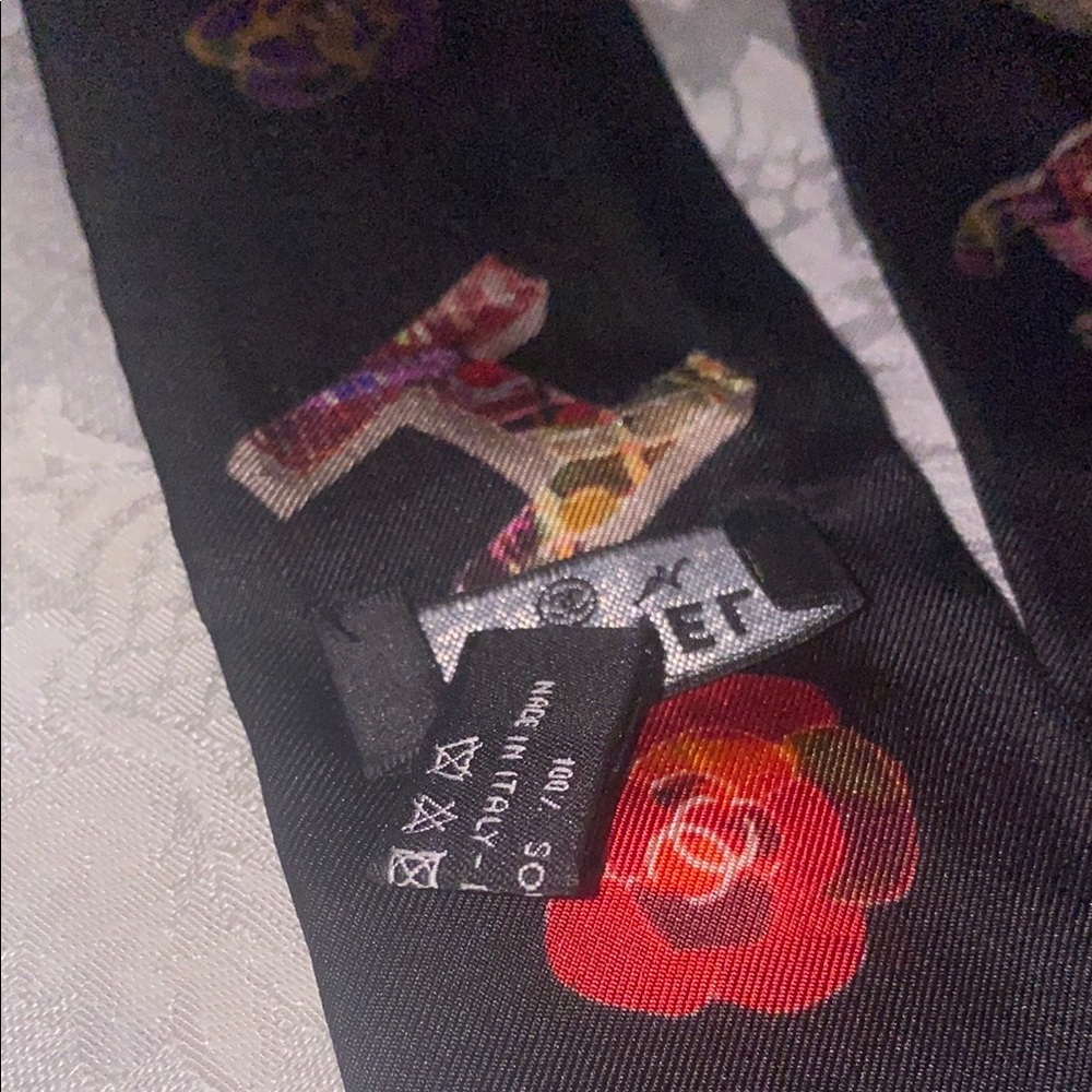 CHANEL
Silk Bandeau Scarf Black Multicolor
Designer Black and Pink Scarf in Box - Picture 4 of 7